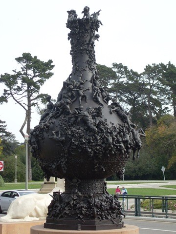 Doré vase outside of the DeYoung Museum in San Francisco