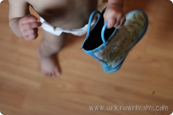 baby-holding-boot