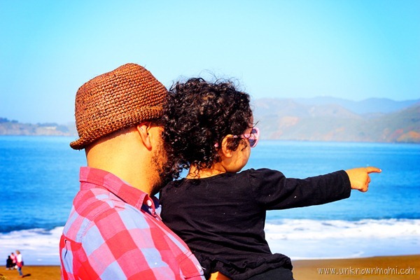 Father_and_daughter_on_the_beach