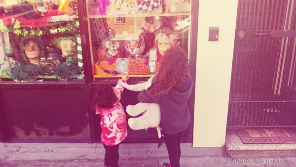 Sisters_window_shopping-unknownmami