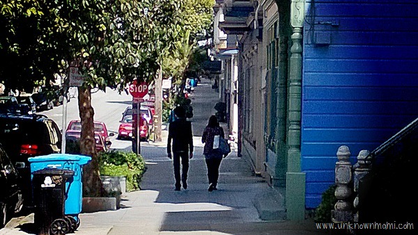 Couple_walking_down_the_street_in_San_Francisco-unknownmami