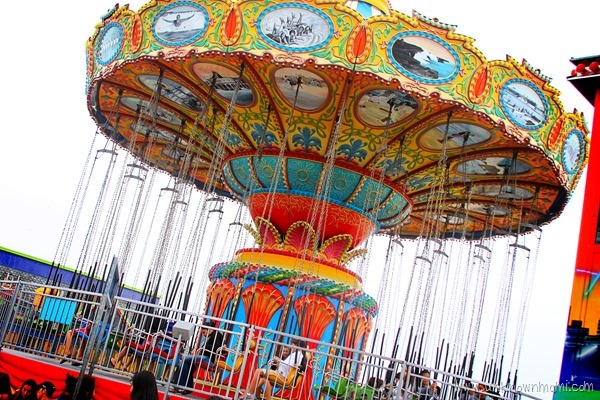 Swing_ride_at Santa_cruz_beach_boardwalk-unknownmami