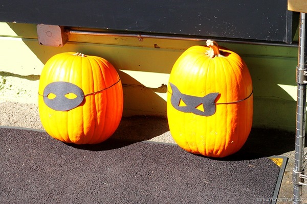 Masked_pumpkins-unknownmami