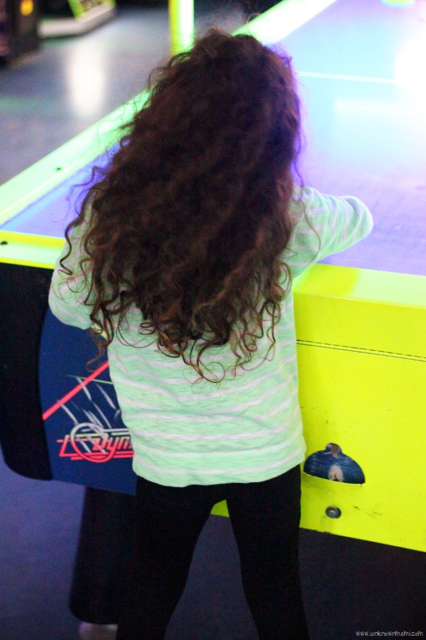 Air hockey table