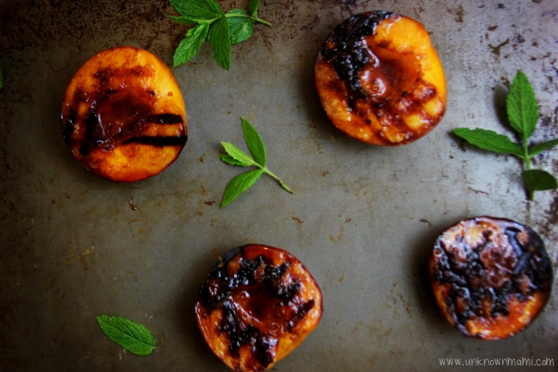 Grilled peaches with cinamon and sugar
